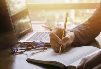 تصویر شاخص مقاله: راهنمای جامع نویسندگی سایت: چگونه یک نویسنده محتوای حرفه‌ای شویم؟